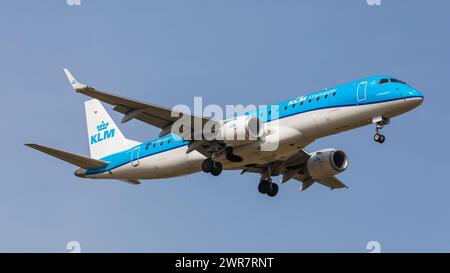 Zürich, Schweiz – 21. März 2022: Ein Embraer 190STD von KLM Cityhopper im Endlandeanflug auf den Flughafen Zürich. Registrierung PH-EXY. Stockfoto