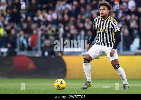 Weston McKennie aus Juventus kontrolliert den Ball während des Fußballspiels der Serie A zwischen Juventus FC und Atalanta BC im Juventus-Stadion in Turin (Italien) am 10. März 2024. Stockfoto