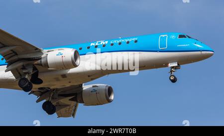 Zürich, Schweiz – 21. März 2022: Ein Embraer 190STD von KLM Cityhopper im Endlandeanflug auf den Flughafen Zürich. Registrierung PH-EXY. Stockfoto