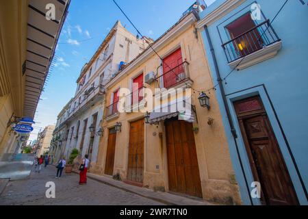 Historische Gebäude in der Calle San Ignacio Street in der Calle Amargura Street in Old Havanna (La Habana Vieja), Kuba. Das alte Havanna gehört zum UNESCO-Weltkulturerbe S Stockfoto