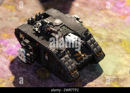 Set von spielenden Actionfiguren, Warhammer 40.000 Tank Stockfoto