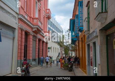 Historische Gebäude an der Calle Mercaderes Street zwischen Calle Obrapia und Obispo Street in Old Havana (La Habana Vieja), Kuba. Das alte Havanna ist eine Welt her Stockfoto