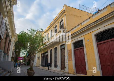 Historische Gebäude in der Calle Oficios Street in der Calle Muralla Street in Old Havanna (La Habana Vieja), Kuba. Das alte Havanna gehört zum Weltkulturerbe. Stockfoto