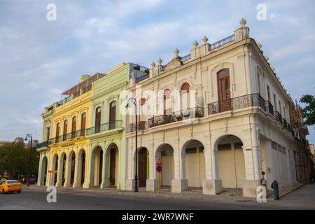 Historische Gebäude an der Calle San Pedro Street in der Calle Santa Clara Street in Old Havana (La Habana Vieja), Kuba. Das alte Havanna gehört zum Weltkulturerbe. Stockfoto