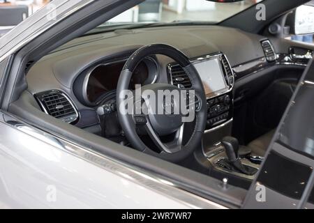 Russland, Ischewsk - 4. März 2022: Jeep Showroom. Innenraum des neuen modernen Grand Cherokee im Ausstellungsraum des Händlers. Moderne Verkehrsmittel. Berühmte Marke. Stockfoto