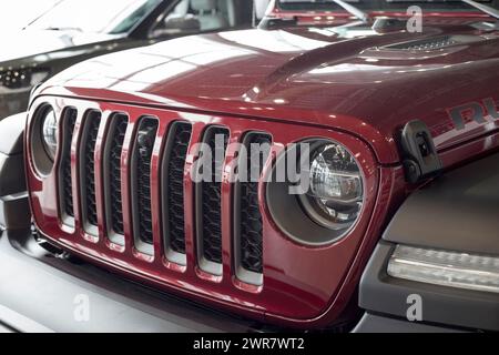 Russland, Ischewsk - 4. März 2022: Jeep Showroom. Stoßfänger eines neuen Geländewagens. Wrangler Unlimited. Elegante runde Scheinwerfer. Geländefahrzeuge. Stockfoto