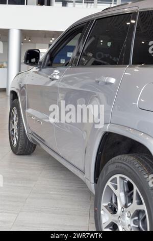 Russland, Izhevsk - 4. März 2022: Jeep Showroom. Neuer moderner Geländewagen Grand Cherokee im Händlerraum. Zugeschnittenes Bild. Alliance Stellantis. Stockfoto