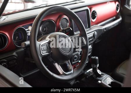 Russland, Izhevsk - 4. März 2022: Jeep Showroom. Innenraum des neuen Wrangler Unlimited im Händlershowroom. Alliance Stellantis. Moderne Verkehrsmittel. Stockfoto