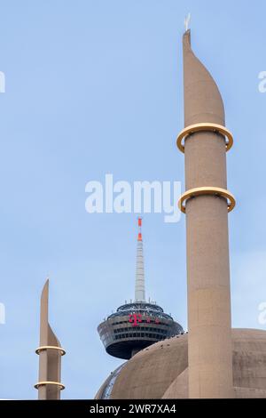 Kuppel der Kölner DITIB-Zentralmoschee und Kölns Colonius-Fernsehturm im Hintergrund Stockfoto