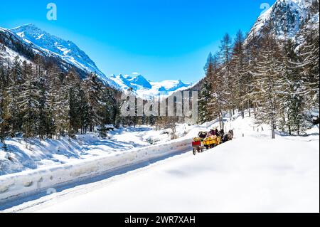 Val Roseg, im Engadin, Schweiz, im Winter, mit Kutschen, die Touristen transportieren. Stockfoto