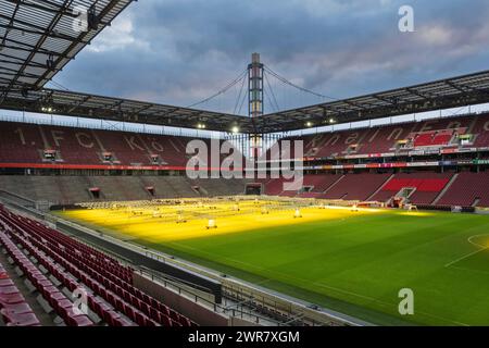 Das RheinEnergie Stadion ist eines der Stadien der Fußball-Europameisterschaft 2024. Das Stadionfeld wird mit künstlicher Beleuchtung gepflegt Stockfoto