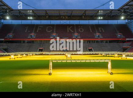 Das RheinEnergie Stadion ist eines der Stadien der Fußball-Europameisterschaft 2024. Das Stadionfeld wird mit künstlicher Beleuchtung gepflegt Stockfoto