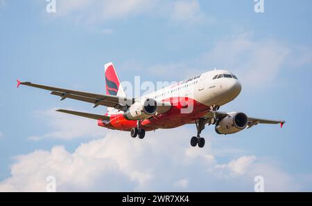 Ein Airbus A319-132 von Air Albania im Landeanflug auf den Flughafen Zürich. Kennung ZA-BEL. (Zürich, Schweiz, 03.05.2022) Stockfoto