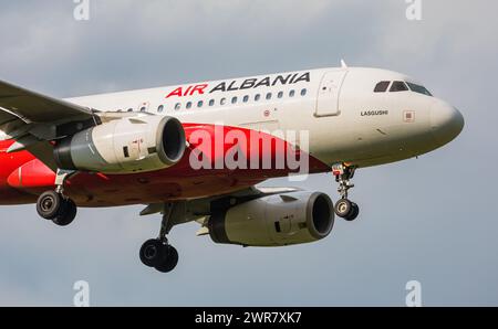 Ein Airbus A319-132 von Air Albania im Landeanflug auf den Flughafen Zürich. Kennung ZA-BEL. (Zürich, Schweiz, 03.05.2022) Stockfoto