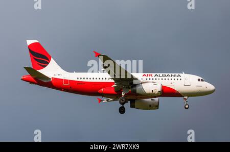 Ein Airbus A319-132 von Air Albania im Landeanflug auf den Flughafen Zürich. Kennung ZA-BEL. (Zürich, Schweiz, 03.05.2022) Stockfoto