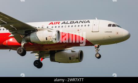 Ein Airbus A319-132 von Air Albania im Landeanflug auf den Flughafen Zürich. Kennung ZA-BEL. (Zürich, Schweiz, 03.05.2022) Stockfoto