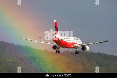 Ein Airbus A319-132 von Air Albania im Landeanflug auf den Flughafen Zürich. Kennung ZA-BEL. (Zürich, Schweiz, 03.05.2022) Stockfoto