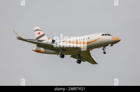 Ein Dassault Falcon 2000S eine private Besitzers befindet sich im Landeanflug auf den Flughafen Zürich. Registrierung HB-JTC. (Zürich, Schweiz, 10.05. Stockfoto