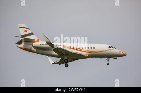 Ein Dassault Falcon 2000S eine private Besitzers befindet sich im Landeanflug auf den Flughafen Zürich. Registrierung HB-JTC. (Zürich, Schweiz, 10.05. Stockfoto