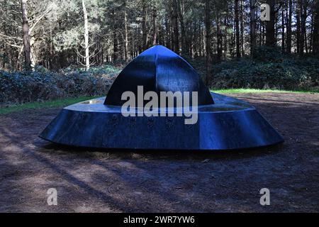 UFO-Skulptur an der Stelle des gemeldeten Vorfalls im Rendlesham Forest in der Nacht vom 27. dezember 1980, Suffolk, England, März 2024. Stockfoto