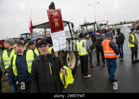 Protestierende Bauern und zahlreiche Traktoren blockieren die Autobahn A2 bei Wartkowice in Polen. Nach gescheiterten Verhandlungen mit der Regierung um eine Einigung beschlossen die Landwirte von Montag bis Mittwoch, Straßen in Polen zu blockieren, einschließlich der Autobahn A2, die Ostpolen mit Westpolen verbindet. Der Protest begann am Montagmorgen, der Verkehr auf der Autobahn A2 ist in beiden Richtungen - Posen (und die deutsche Grenze) und Warschau - völlig blockiert. Die Landwirte haben zwei Forderungen: Die Begrenzung des Zustroms von Agrar- und Nahrungsmitteln nach Polen aus der Ukraine und die Lösung des Problems der Stockfoto