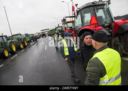 Protestierende Bauern und zahlreiche Traktoren blockieren die Autobahn A2 bei Wartkowice in Polen. Nach gescheiterten Verhandlungen mit der Regierung um eine Einigung beschlossen die Landwirte von Montag bis Mittwoch, Straßen in Polen zu blockieren, einschließlich der Autobahn A2, die Ostpolen mit Westpolen verbindet. Der Protest begann am Montagmorgen, der Verkehr auf der Autobahn A2 ist in beiden Richtungen - Posen (und die deutsche Grenze) und Warschau - völlig blockiert. Die Landwirte haben zwei Forderungen: Die Begrenzung des Zustroms von Agrar- und Nahrungsmitteln nach Polen aus der Ukraine und die Lösung des Problems der Stockfoto