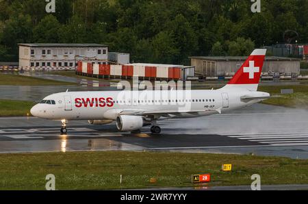 Nach einer heftigen Gewitterfront startete eine Airbus A320-214 von Swiss International Airlines von Piste 28 des Flughafen Zürich. Registrierung HB-JLP Stockfoto