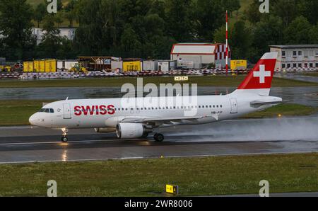 Nach einer heftigen Gewitterfront startete eine Airbus A320-214 von Swiss International Airlines von Piste 28 des Flughafen Zürich. Registrierung HB-JLP Stockfoto