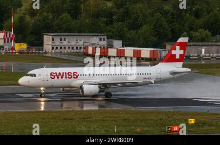 Nach einer heftigen Gewitterfront startete eine Airbus A320-214 von Swiss International Airlines von Piste 28 des Flughafen Zürich. Registrierung HB-JLP Stockfoto