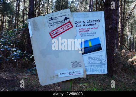 Stört die Aliens nicht, Rendlesham Forest UFO-Website, Informationstafel, Rendlesham Forest, Suffolk, England, März 2024. Stockfoto