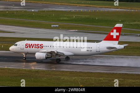 Nach einer heftigen Gewitterfront startete eine Airbus A320-214 von Swiss International Airlines von Piste 28 des Flughafen Zürich. Registrierung HB-JLP Stockfoto