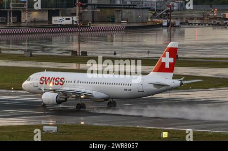 Nach einer heftigen Gewitterfront startete eine Airbus A320-214 von Swiss International Airlines von Piste 28 des Flughafen Zürich. Registrierung HB-JLP Stockfoto