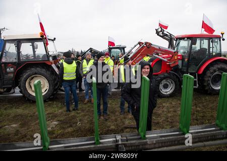 Protestierende Bauern und zahlreiche Traktoren blockieren die Autobahn A2 bei Wartkowice in Polen. Nach gescheiterten Verhandlungen mit der Regierung um eine Einigung beschlossen die Landwirte von Montag bis Mittwoch, Straßen in Polen zu blockieren, einschließlich der Autobahn A2, die Ostpolen mit Westpolen verbindet. Der Protest begann am Montagmorgen, der Verkehr auf der Autobahn A2 ist in beiden Richtungen - Posen (und die deutsche Grenze) und Warschau - völlig blockiert. Die Landwirte haben zwei Forderungen: Die Begrenzung des Zustroms von Agrar- und Nahrungsmitteln nach Polen aus der Ukraine und die Lösung des Problems der Stockfoto