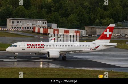 Ein Airbus A220-300 von Swiss International Airlines startet nach einer heftigen Gewitterfront von Startbahn 28 des Flughafen Zürich. Registrierung HB- Stockfoto