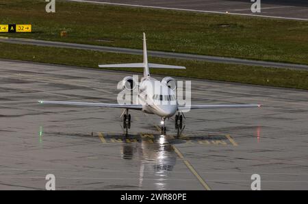 Ein Dassault Falcon 2000EX von NETJETS rollt nach der Landung und nach einem heftigen Gewitterfront zum Standplatz auf dem Flughafen Zürich. Registrat Stockfoto