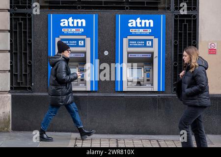 Kostenlose Geldautomaten am 4. März 2024 in London, Großbritannien. Geldautomaten, auch bekannt als Geldautomaten, sind in der Lage, auf ihr Bankkonto zuzugreifen, um ihr Geld abzuheben. Stockfoto