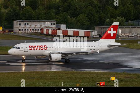 Nach einer heftigen Gewitterfront startete ein Airbus A320-214 von Swiss International Airlines von Startbahn 28 des Flughafen Zürich. Registrierung HB- Stockfoto