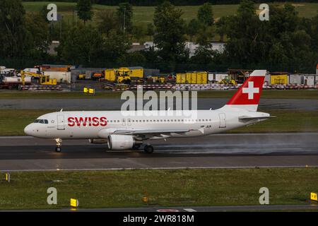 Nach einer heftigen Gewitterfront startete ein Airbus A320-214 von Swiss International Airlines von Startbahn 28 des Flughafen Zürich. Registrierung HB- Stockfoto