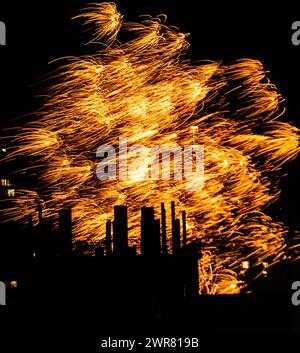 Feuerwerk am Himmel über der Stadt Stockfoto
