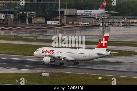 Nach einer heftigen Gewitterfront startete ein Airbus A320-214 von Swiss International Airlines von Startbahn 28 des Flughafen Zürich. Registrierung HB- Stockfoto