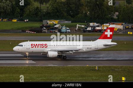 Nach einer heftigen Gewitterfront startete ein Airbus A320-214 von Swiss International Airlines von Startbahn 28 des Flughafen Zürich. Registrierung HB- Stockfoto