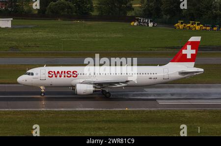 Nach einer heftigen Gewitterfront startete ein Airbus A320-214 von Swiss International Airlines von Startbahn 28 des Flughafen Zürich. Registrierung HB- Stockfoto