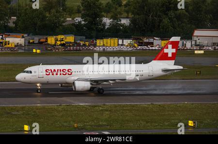 Nach einer heftigen Gewitterfront startete ein Airbus A320-214 von Swiss International Airlines von Startbahn 28 des Flughafen Zürich. Registrierung HB- Stockfoto