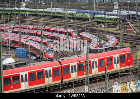 DB Regio-Stall in Köln Deutzerfeld, wo S-Bahn und Regionalzüge auf ihre Wende warten, Zug auf der Strecke, Köln Deutz, NR Stockfoto