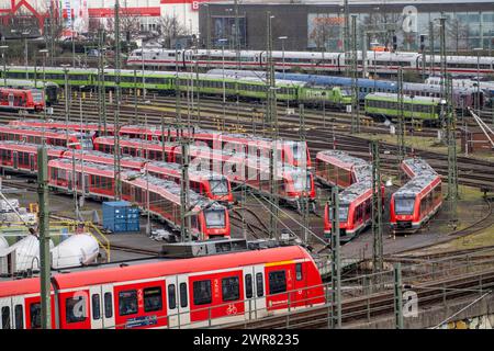 DB Regio-Stall in Köln Deutzerfeld, wo S-Bahn und Regionalzüge auf ihre Wende warten, Zug auf der Strecke, Köln Deutz, NR Stockfoto