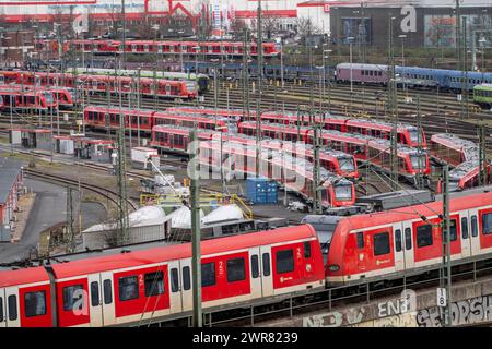 DB Regio-Stall in Köln Deutzerfeld, wo S-Bahn und Regionalzüge auf ihre Wende warten, Zug auf der Strecke, Köln Deutz, NR Stockfoto