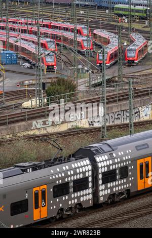 DB Regio-Stall in Köln-Deutzerfeld, wo S-Bahn und Regionalzüge auf ihre Wende warten, RRX-Zug auf der Strecke, Köln-Deutz Stockfoto