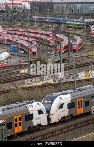 DB Regio-Stall in Köln-Deutzerfeld, wo S-Bahn und Regionalzüge auf ihre Wende warten, RRX-Zug auf der Strecke, Köln-Deutz Stockfoto