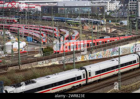 DB Regio-Stall in Köln-Deutzerfeld, wo S-Bahn und Regionalzüge auf ihre Wende warten, ICE-Zug auf der Strecke Köln-Deutz Stockfoto