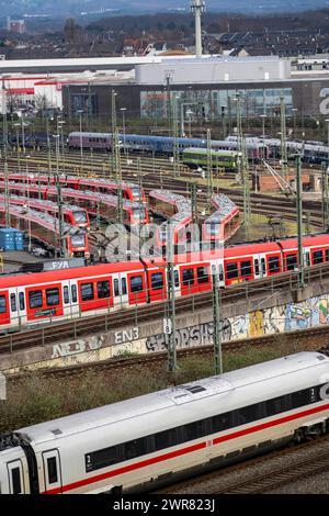 DB Regio-Stall in Köln-Deutzerfeld, wo S-Bahn und Regionalzüge auf ihre Wende warten, ICE-Zug auf der Strecke Köln-Deutz Stockfoto